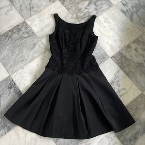 This 👗reminds me of Breakfast at Tiffany’s!🥰lace bodice satin lined &pockets.